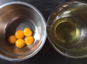 先将鸡蛋的蛋黄蛋清分离，蛋清放在无水无油的盆中
