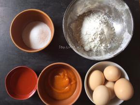 准备食材:
鸡蛋5个、低筋面粉100g、细砂糖50g、南瓜泥100g、玉米油40g