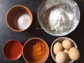准备食材:
鸡蛋5个、低筋面粉100g、细砂糖50g、南瓜泥100g、玉米油40g