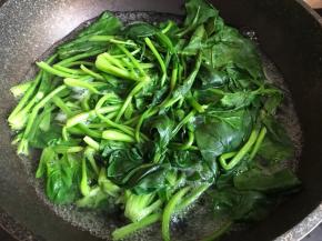 将菠菜洗净放入锅中焯水