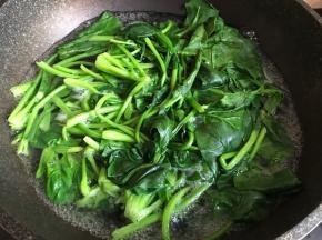 将菠菜洗净放入锅中焯水