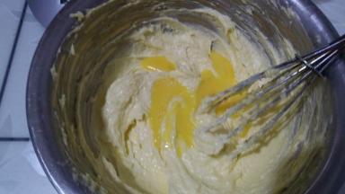 分2次加入蛋液搅打均匀