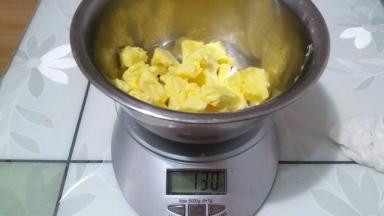 黄油放室温软化后，手指一按有个坑就是可以了，加入糖用打蛋器打一下，这个曲奇不用打发黄油很简单