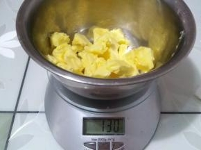 黄油放室温软化后，手指一按有个坑就是可以了，加入糖用打蛋器打一下，这个曲奇不用打发黄油很简单