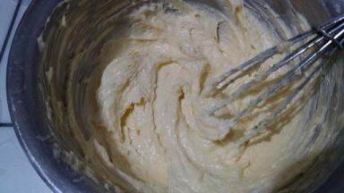打发至有黄色渐渐变白，大概3分钟左右即可
