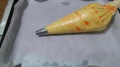 装入裱花袋，挤入烤盘
