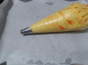 装入裱花袋，挤入烤盘
