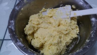 橡皮刮刀切拌好面混合均匀这个样子即可
