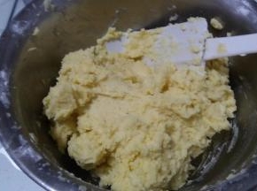 橡皮刮刀切拌好面混合均匀这个样子即可
