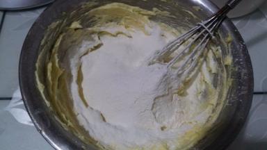 筛入面粉，这个要是家里没有低筋面粉，可以按我的这个方法，我平时就都是用的家里包饺子的面粉和玉米淀粉，按着4:1的比例一混就可以了