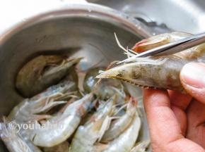 大虾清洗干净，先剪掉虾须和背部的硬刺。
