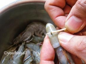 用一根牙签，从虾背虾头位置往下的第二节处，斜插入牙签，轻轻向上挑起，即可剔出虾线。
