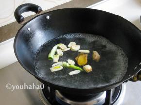 锅中放适量的清水，放入葱姜蒜片同煮，起到去腥的作用。