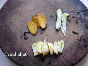 准备葱、姜、蒜清洗干净，分别切片切段。