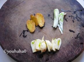 准备葱、姜、蒜清洗干净，分别切片切段。