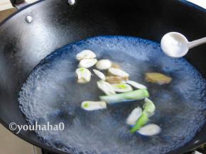 大火烧开水后，放入适量的盐，用量比平时炒菜要多一些。