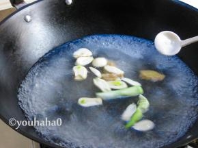 大火烧开水后，放入适量的盐，用量比平时炒菜要多一些。