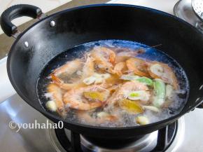 煮至虾变色时，水面有浮沫时，即可关火，快速捞出虾装盘，差不多有3~4分钟。