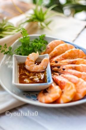 姜提前剁成末，放入米醋做成姜醋汁，吃虾的时候做蘸料。