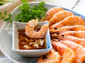 姜提前剁成末，放入米醋做成姜醋汁，吃虾的时候做蘸料。