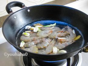 放入虾，继续大火煮，一定要大火煮虾，急火快煮。