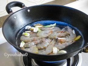 放入虾，继续大火煮，一定要大火煮虾，急火快煮。