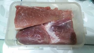 首先，把里脊肉也可以是带点肥瘦的，我不喜欢肥的，呵呵，处理下，去掉有筋膜的地方，然后切成大概半个手掌大小的块。