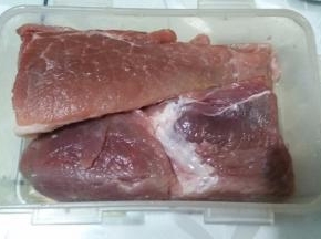 首先，把里脊肉也可以是带点肥瘦的，我不喜欢肥的，呵呵，处理下，去掉有筋膜的地方，然后切成大概半个手掌大小的块。