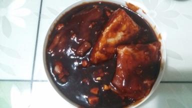 将调料汁裹在肉外将肉腌上。不着急吃可以放在冰箱过夜这样更入味