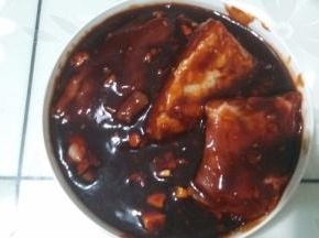 将调料汁裹在肉外将肉腌上。不着急吃可以放在冰箱过夜这样更入味