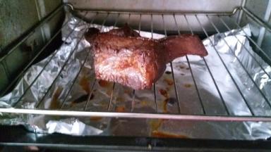 腌好的叉烧放在200度预热10分钟的烤箱里，肉刷一层蜂蜜，烤制30分钟左右，下面接上带锡纸的烤盘，拉出烤架再刷一层蜂蜜，也可以刷一层叉烧汁，再烤制20分钟