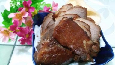 烤好后有点甜蜜的味道，切片装盘，可以多腌制几块，吃的时候现烤味道也不错