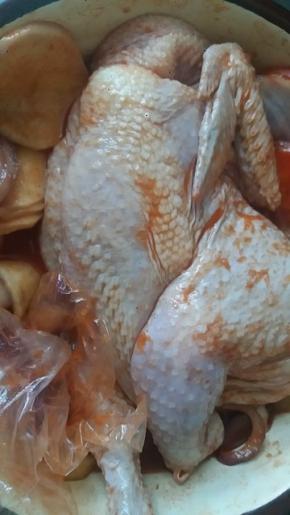 给鸡浑身抹上腌料用保鲜袋装上入冰箱一宿入味