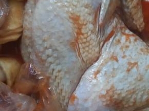 给鸡浑身抹上腌料用保鲜袋装上入冰箱一宿入味