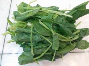 菠菜200克清洗干净，切小段，破壁机榨成菜泥，过滤网过滤出70克菠菜汁备用，剩下的汁和泥我直接扔去面包机，做了菠菜面包，也不错啊。