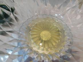 盆中加入过滤好的菠菜汁，30克玉米油，盐，搅拌均匀乳化后，表层看不到油点
