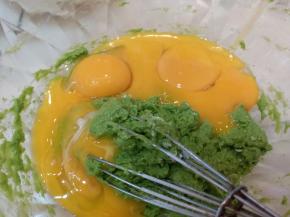 90克低筋面粉倒入搅拌好的菠菜液体中，搅拌均匀，鸡蛋分离至干净容器，蛋黄加入到搅拌好的面糊中，用翻拌的手法搅拌均匀，拌至面糊顺滑流畅无颗粒
