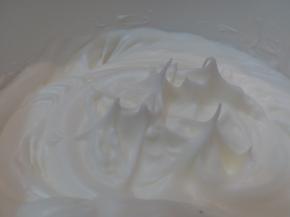 蛋白加几滴柠檬汁，30克糖，打蛋器低速打发至硬性发泡，打蛋器提起有个小三角
