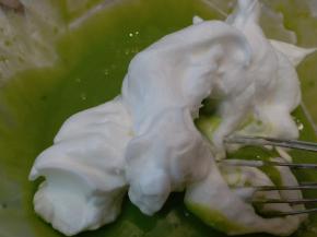 蛋白分三次加入到菠菜面糊中，蛋抽翻拌的手法搅拌均匀，最后再用刮刀将底下没搅拌到的翻拌均匀，老师的蛋抽手法真的很好用，能很快的将蛋白搅拌均匀，确实比之前单独用刮刀拌的匀，无蛋白颗粒。
