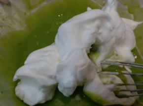 蛋白分三次加入到菠菜面糊中，蛋抽翻拌的手法搅拌均匀，最后再用刮刀将底下没搅拌到的翻拌均匀，老师的蛋抽手法真的很好用，能很快的将蛋白搅拌均匀，确实比之前单独用刮刀拌的匀，无蛋白颗粒。
