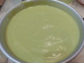 烤箱先预热120度，将搅拌好的面糊抬高20厘米倒入模具，抬高可以减少些气泡，之后再震几下，震出气泡，入烤箱烤60分钟，我的ukoeo 6002好像温度高，150度以上10分钟戚风就开裂，所以我现在都是低温慢烤。
