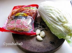 准备好材料，这款海蜇头的质量是上好的；平时吃白菜扒到白菜芯时，会留着做凉拌菜用。