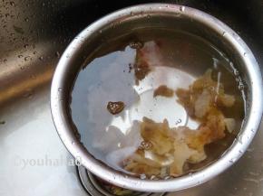 海蜇头用清水浸泡，浸泡的海蜇头品尝一下咸度，口感合适就冲洗干净，沥干水分。