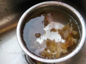 海蜇头用清水浸泡，浸泡的海蜇头品尝一下咸度，口感合适就冲洗干净，沥干水分。