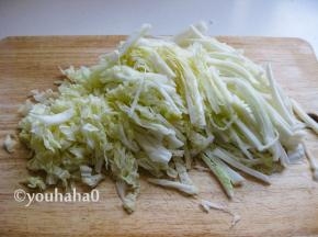 白菜芯选用黄芯的，在流水下冲洗干净，沥干水分后纵向切成细丝。