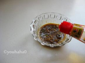 放一勺香油，把蒜泥汁搅拌均匀待用。