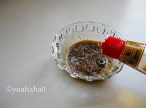 放一勺香油，把蒜泥汁搅拌均匀待用。