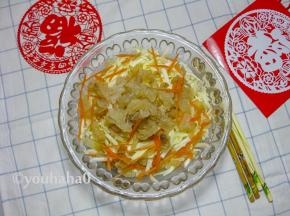 白菜丝盛入大碗里，把处理好的海蜇头放在白菜上，放少许的胡萝卜丝调整颜色即可。