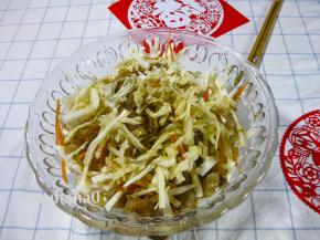 蒜泥汁、海蜇头白菜这时就可以上桌；蒜泥汁一定不要早早的放进去，放早了白菜会杀出很多水；蒜泥在吃的时候倒入白菜里，拌匀了就可以开动。