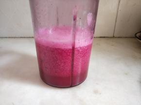 用料理机打成火龙果汁。